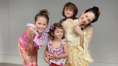 พอลล่า จับลูกๆ ทั้ง 3 แต่งตัวด้วยชุดไทยในวันสงกรานต์ บอกเลยน่ารักมาก
