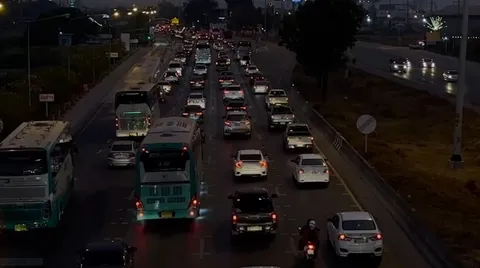 ถนนสายเอเชียช่วงบางปะอิน รถแห่เข้ากรุงเทพฯหนาแน่น ติดยาวตั้งแต่เย็นถึงค่ำ