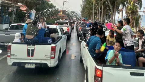 สงกรานต์บ้านกรูดฟีลกู๊ด คนนับหมื่นแห่เล่นน้ำ ชิมอาหาร ชมดนตรีชายหาด