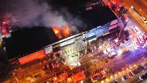 ไฟไหม้ส่งท้ายสงกรานต์เชียงใหม่ ร้านเย็นตาโฟ ป้าฟัก วอด 6 คูหา (คลิป)