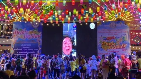 "ประวิตร" วิดีโอคอลอวยพรสงกรานต์ขอนแก่น อ้อน พร้อมรับใช้หากได้เป็นนายกฯ