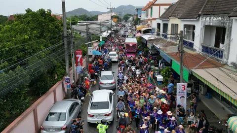 สงกรานต์ 66 เริ่มแล้ววันไหลวัดป่ายุบสัตหีบ ขี่รถสาดน้ำตลอด 3 กิโลเมตร