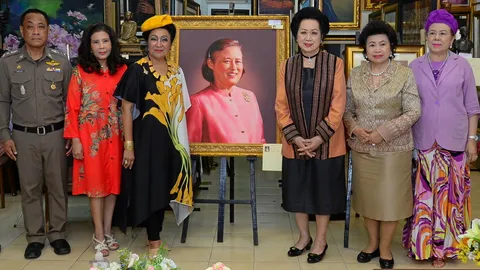 ท่านผู้หญิงภรณี มหานนท์ เปิดนิทรรศการศิลปะ “ART IN THE GARDEN”