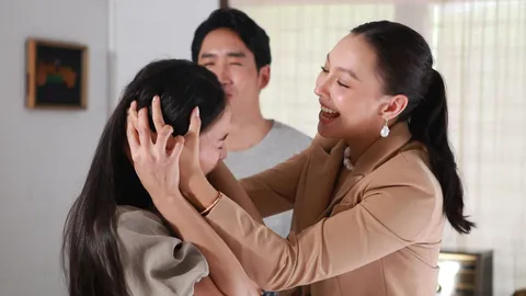 "คารีสา" ช้ำรัก เจอชอต "แพท-ไนกี้" จูบต่อหน้าต่อตา ใน ครูเพ็ญศรีกับเลดี้ปอบ EP.16