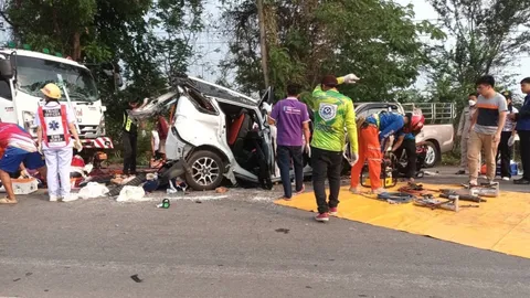 ประสานงาสนั่น กระบะชนเก๋ง หกล้อเบรกไม่ทันเสยท้ายซ้ำ เจ็บ 9 ตาย 1 ศพ