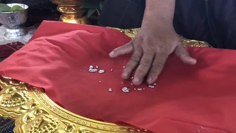 พระอ้างมีอาคม ใช้มือเปล่าจับ "ปรอท" นักวิชาการ-ชาวเน็ตเตือน อันตราย (คลิป)