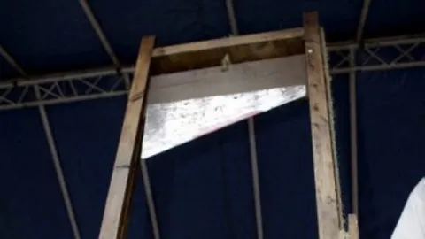 สุดสยอง 2 สามีภรรยาชาวอินเดียใช้กิโยตีนตัดหัวตัวเองเพื่อบูชายัญ