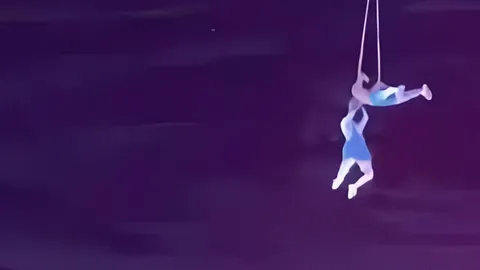 ช็อก นักกายกรรมหญิงจีน ร่วงกระแทกพื้นดับ หลังสามี พลาด ขณะแสดงโชว์คู่