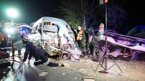 กระบะแหกโค้งข้ามเลนชนรถตู้ สลดตาย 2 เจ็บอื้อ 13 ราย