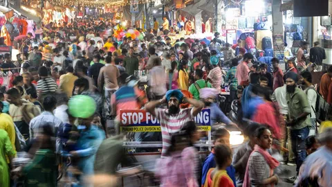 อินเดียจ่อขึ้นแท่น ประเทศที่มีประชากรมากสุดในโลก แซงจีน กลางปีนี้