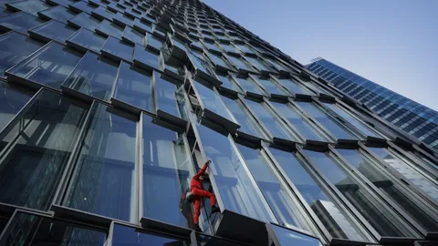 "สไปเดอร์แมน" ปีนตึกสูงในกรุงปารีส หนุนประท้วงต้านแผนปฏิรูปบำนาญของรัฐบาล