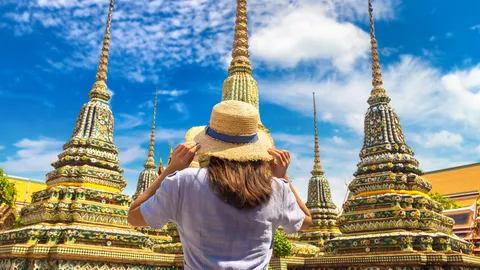  ฉลอง “241 ปีกรุงรัตนโกสินทร์” นั่งรถฟรี ไหว้พระ 11 วัด เสริมมงคล