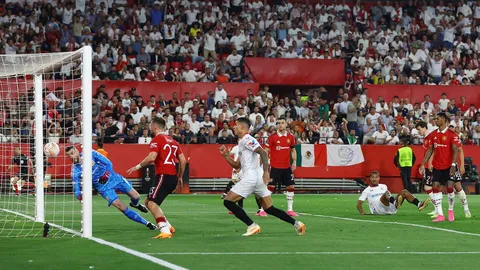 พลาดเองทั้งนั้น "แมนยูฯ" หมดสภาพ บุกพ่าย "เซบีญา" ยับเยิน ตกรอบ 8 ทีม ยูโรปาลีก