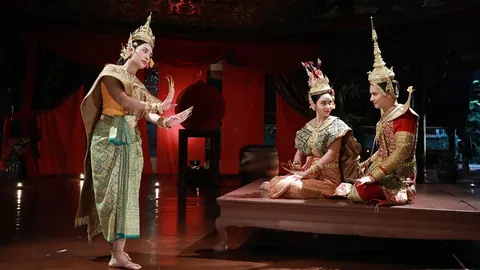 เภตรานฤมิต EP.11 ไมค์-มุกดา-แม็กกี้ แต่งชุดไทยสวยสง่า โชว์ฝีมือร่ายรำ เล่นละครใน