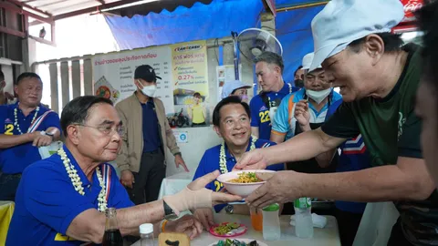 เลือกตั้ง 66 : “บิ๊กตู่” นำ รทสช. บุก เชียงใหม่ หาเสียง ชิมข้าวซอยร้านดัง 