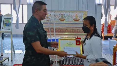 แม่ทัพภาคที่ 4 วางพวงหรีดเคารพศพ ส.ต.ต. พลีชีพ เหตุบึม ตชด.ชุดลาดตระเวน