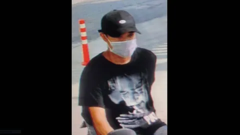 ออกหมายจับหนุ่มลพบุรีที่บุกจี้ชิงทอง 15 บาท โรบินสันบ้านฉาง ยังจับไม่ได้