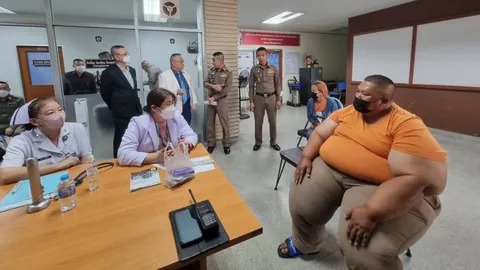 ดาบช้างเข้าตรวจร่างกาย เตรียมรับการรักษาที่ รพ.ตำรวจ ตามสวัสดิการกำลังพล (คลิป)