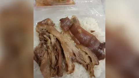 สาวสุดงง สั่งข้าวขาหมู แต่ร้านให้น้ำจิ้มเป็น "พริกน้ำปลา" บอกเขากินกันแบบนี้