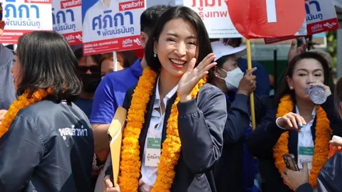 ชาวบ้านขอบคุณผู้สมัคร ส.ส.ภูมิใจไทย ช่วยผู้ประสบเพลิงไหม้ปุณณวิถี 48
