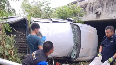 หนุ่มใหญ่หลับใน ควบกระบะพุ่งชนราวกั้นตกสะพาน เจ็บ 1 ตาย 1 ศพ