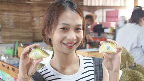 เอาใจคนงบน้อย "ทุเรียน" ชิ้นละ 5 บาท ลูกค้าแห่ซื้อจนขายแทบไม่ทัน (คลิป)