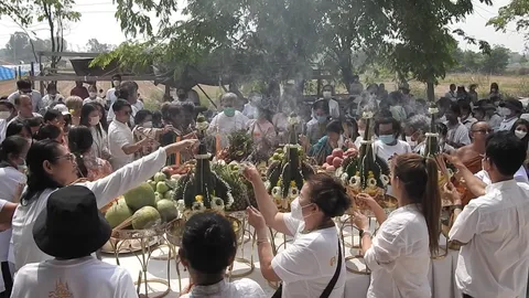 ชาวบ้านร่วมพิธีเบิกเนตร ตาจันดี-ยายสี ไม่พลาดเลขเด็ดหางประทัด เสี่ยงโชค