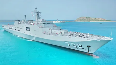 ผบ.ทร. รับ ร.ล.ช้าง เขี้ยวเล็บใหม่ เรือยกพลขึ้นบก เข้าประจำทัพเรือไทย 