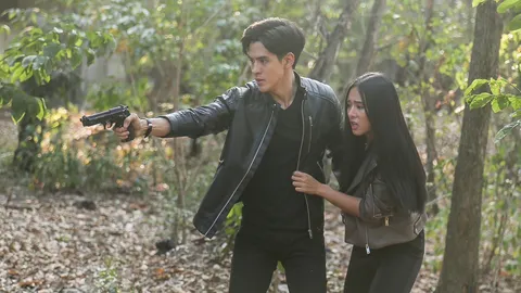 "ฟิล์ม-ใบเฟิร์น" จนมุม ฮึดสู้คนร้าย แท็กทีมบู๊ดุดัน ในละคร "รักนี้ต้องเจียระไน"