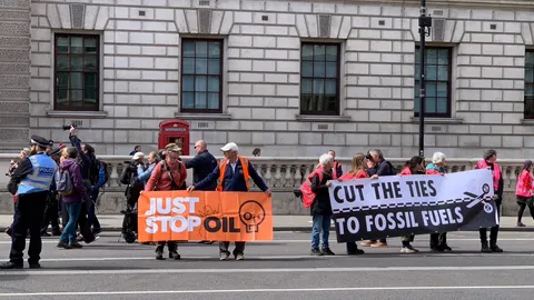 เดินขบวนประท้วง ‘Just Stop Oil’ กลางลอนดอน หวังบรรเทาวิกฤติโลกร้อน (คลิป)
