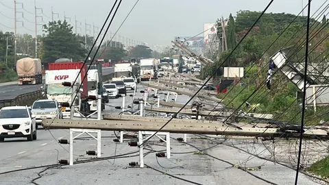 พายุพัดเสาไฟฟ้าแรงสูงล้ม 10 ต้น ขวางถนนมิตรภาพ ทำรถติดยาวที่ปากช่อง
