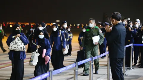 ถึงไทยแล้ว “บิ๊กตู่” รอรับคนไทยในซูดานลอตแรกถึงสนามบิน บอกดีใจเห็นทุกคนปลอดภัย