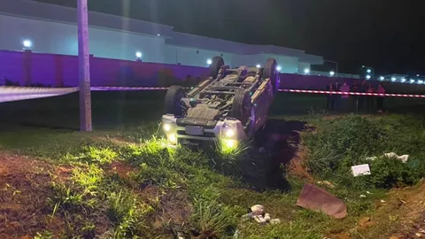 "สิบล้อปาดหน้า" กระบะเครือญาติพลิกคว่ำหงายท้อง บาดเจ็บ 11 ดับคาซาก 1