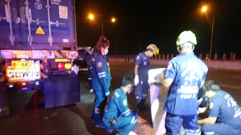 รถเสียลงไปตั้งกรวย โดนรถพ่วง 18 ล้อ ทับดับคามอเตอร์เวย์ 