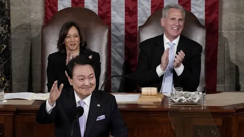 ผู้นำเกาหลีโชว์ลูกคอร้อง “อเมริกันพาย” จีบไบเดน