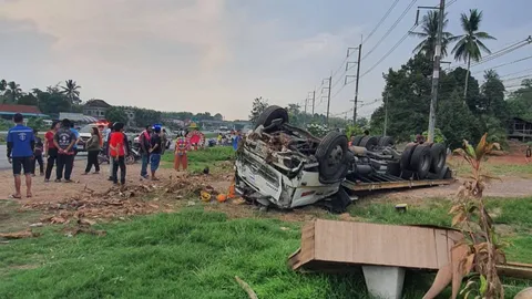 สลด สิบล้อเสียหลัก พุ่งตกข้างทาง พลิกคว่ำ 2 ศพ ตร.คาดอาจวูบหลับใน