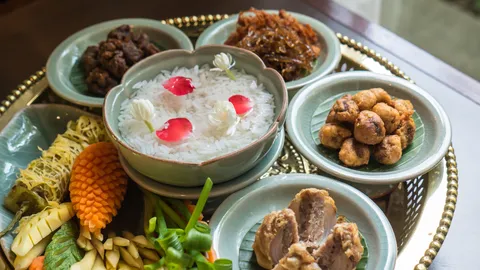 ประวัติ “ข้าวแช่ชาววัง” เมนูไทยโบราณคลายร้อน ที่กินได้ตลอดปี