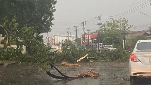 "ชัยภูมิ" อ่วม "พายุฝนถล่ม" หลังคาปลิวว่อน-ไฟดับทั้งเมืองนานนับชั่วโมง