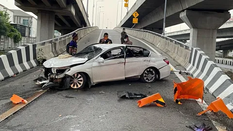 หนุ่มดอนเมืองขับเก๋ง ชนป้ายทางเบี่ยงลงด่วนเมืองทอง รถพังยับเจ็บสาหัส