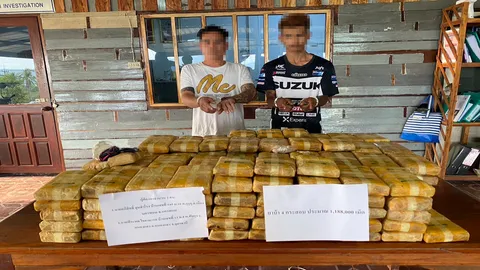 ตร.ปากชม ซิวแก๊งขนยาบ้า ยึด 1.8 ล้านเม็ด รวบ 2 ผู้ต้องหา ริมถนนน้ำโขง