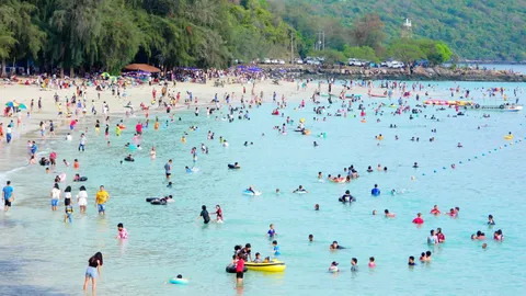 ต้อนรับวันแรงงาน นักท่องเที่ยวนับพัน แห่มาเล่นน้ำทะเลจนแน่นที่หาดนางรำ