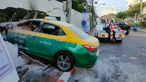 โชเฟอร์แท็กซี่ชักเกร็ง ทำรถเสียหลักพุ่งชนกำแพงบ้านข้าง สนง.เขตห้วยขวาง 