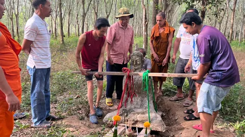 คอหวยแห่ซื้อเลขเด็ด "หลวงพ่อแก้ว" หลังถูกทิ้งร้างร่วมครึ่งศตวรรษ