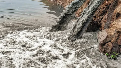 น้ำเสียจากคลองไหลลงหาดกมลา ทำเสียภาพพจน์เมืองท่องเที่ยว วอนหน่วยงานแก้ปัญหาที