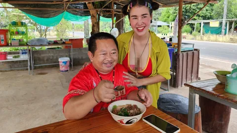 เดือดกว่าน้ำในหม้อ แม่ค้าสุดเซ็กซี่ แต่งชุดนี้ลวกเส้นก๋วยเตี๋ยว (คลิป)