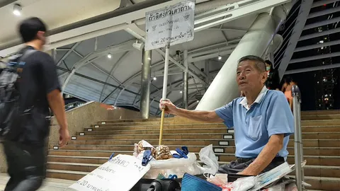 ความสุขของคนรุ่นใหญ่ ลุงขายถั่วลิสงคั่วเตาถ่าน กับเสียงวอนขอถึงปูติน