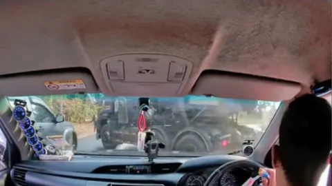 นาทีชีวิต หนุ่มเผยคลิป "รถเทรลเลอร์" เสียหลักพุ่งเข้ามาหา แต่รอดตายเพราะ "ขนม"