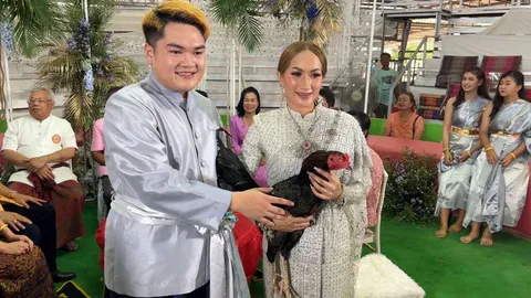 ฮือฮา หนุ่มอุ้มไก่ชนเงินล้าน ชนะ 9 ไฟต์ เป็นสินสอด ขอเจ้าสาวแต่งงาน (คลิป)