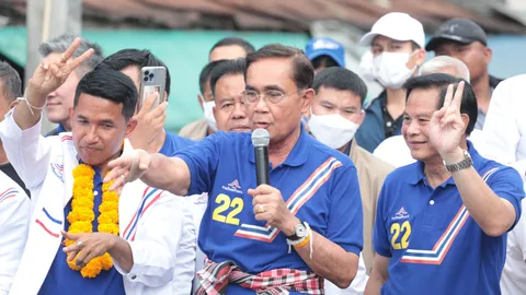 เลือกตั้ง 66 : “ลุงตู่” หยอดหวานบอกรักนะจ๊ะ ชาวกาญจนดิษฐ์ อ้อนขอให้กาบัตร 2 ใบ