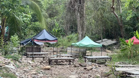 นักท่องเที่ยวรีวิว "น้ำตกที่ไม่มีน้ำตก" แม่ค้าบอก "มันเป็นฤดูแล้งที่ไม่มีน้ำ" (คลิป)